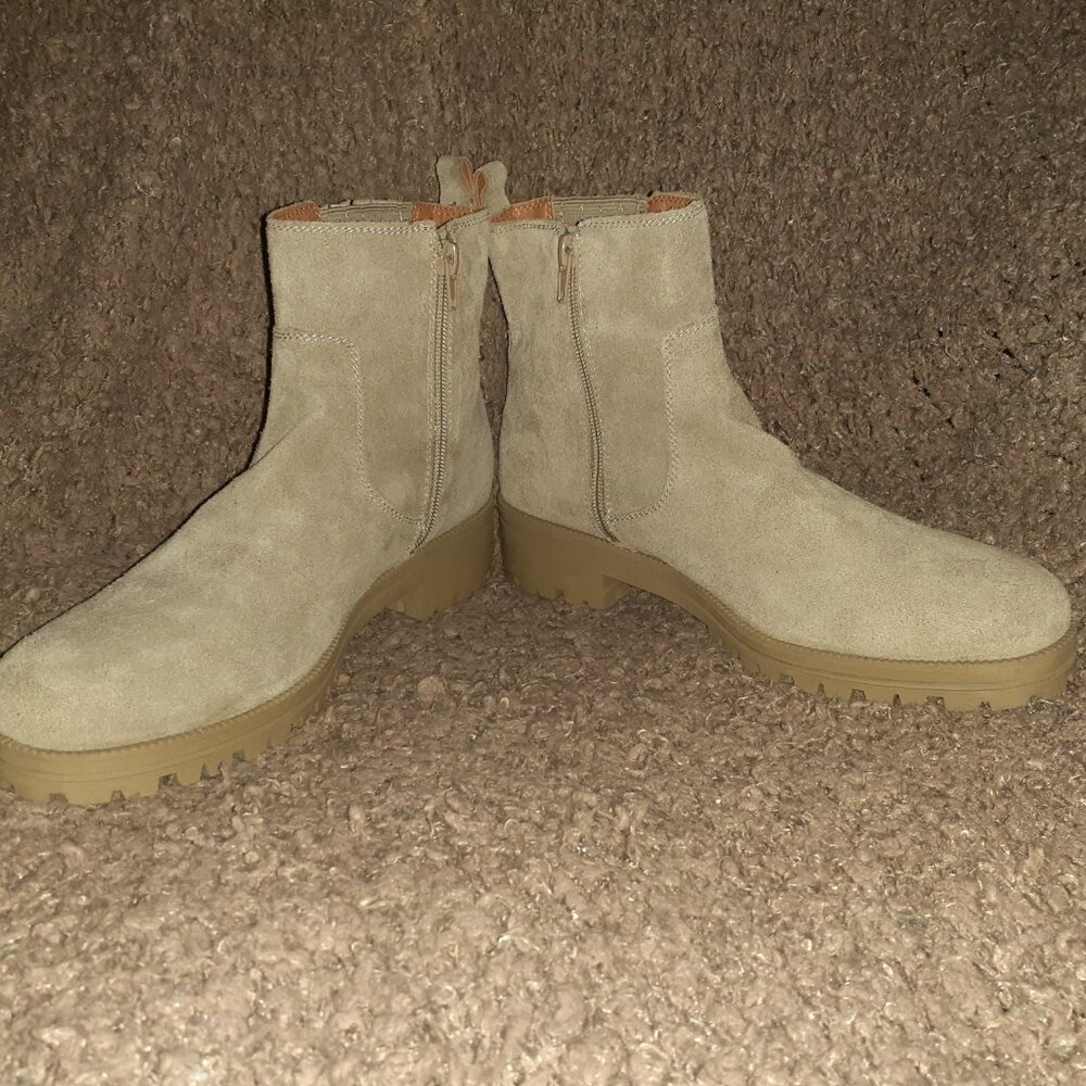 LUCKY BRAND-Hazyl-Tan/Beige Suede-Lug Sole Ankle Boots-Sz 9.5-Excellent - Picture 4 of 8